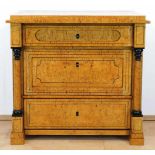 Biedermeier-Schreibkommode, Brandenburg, karelische Birke, furniert, Fadenintarsien,3-schübiger