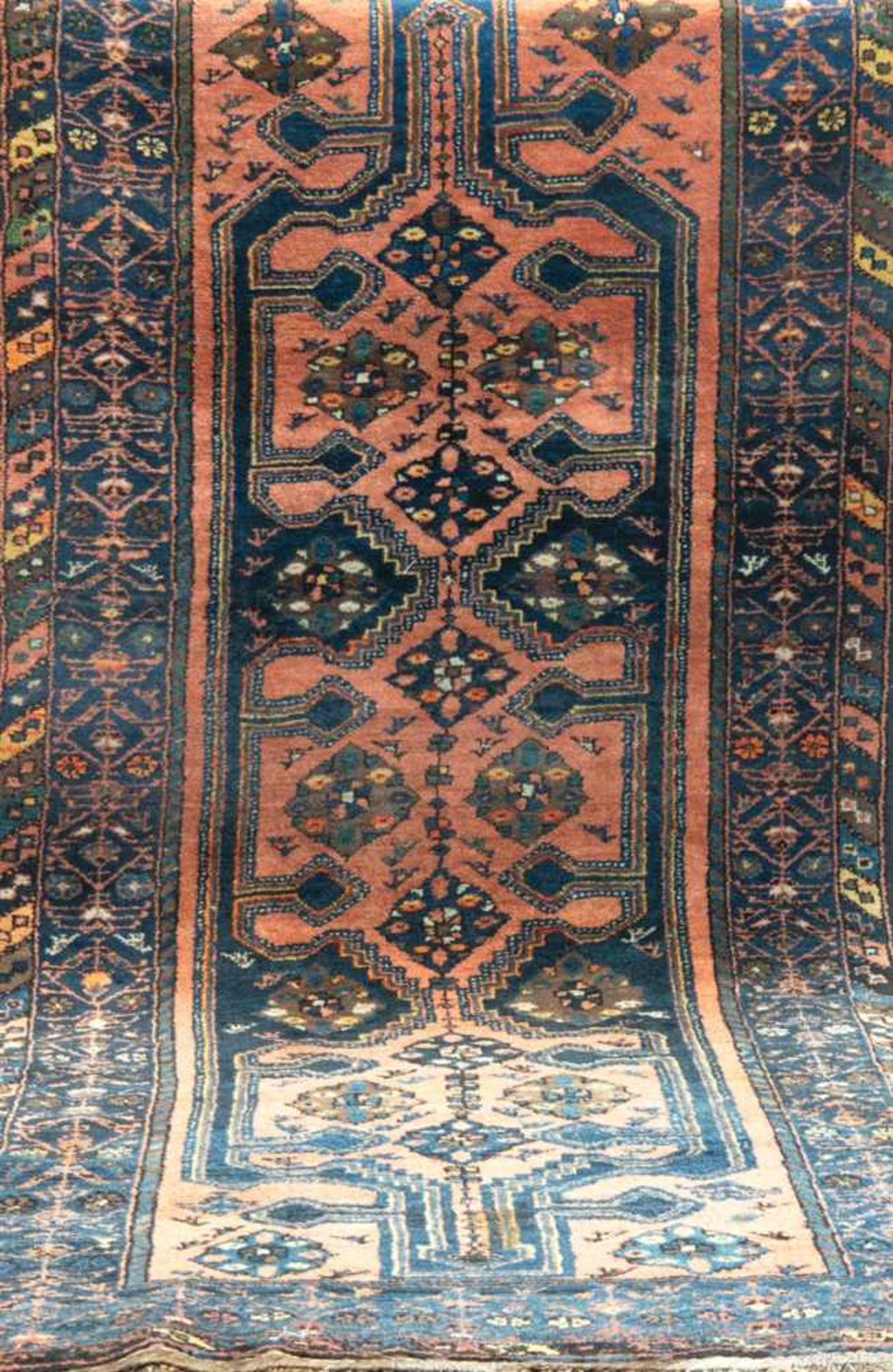 Teppich, rot-/blaugrundig, durchgehendes Muster mit Tier- und Floralmotiven, alle Kantenbelaufen,