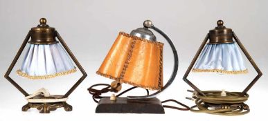 3 alte Nachttisch-Lampen, dabei 1 Paar mit Messingfuß und Seidenschirm, H. 20 cm, 1x mitHolzstand