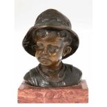 Paris "Büste eines Jungen mit Hut", um 1900, Bronze, dunkel patiniert, rücks. sign.,Gießerstempel:
