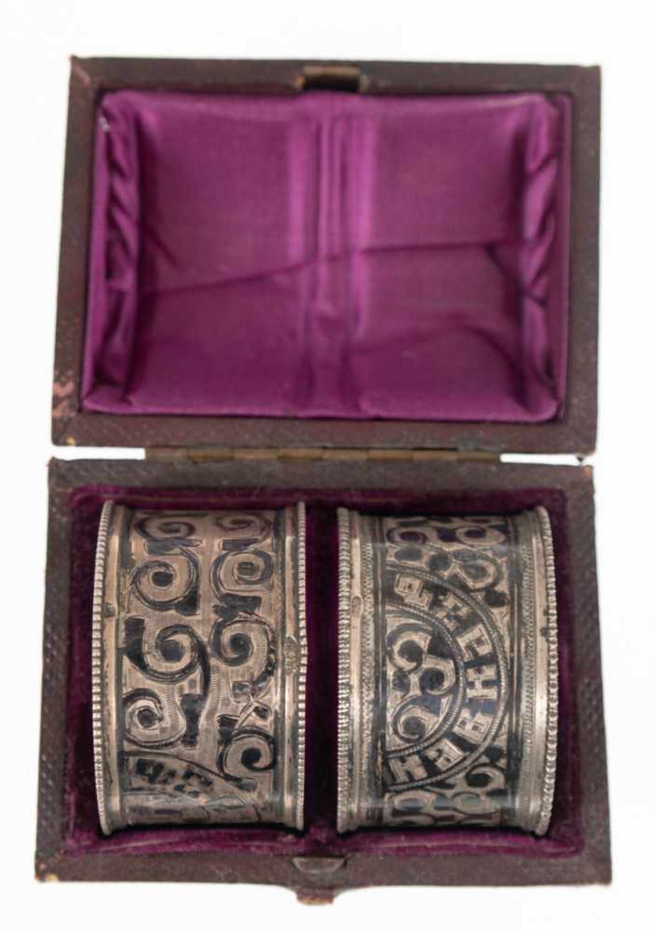 Paar Serviettenringe, Rußland, 84 Zol. Silber, punziert, ca. 40 g, Niellodekor, Dm. 4,5cm, im Etui - Bild 3 aus 3