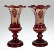 Paar Biedermeier-Vasen, rot lasiertes Glas mit gelber und goldener dekorativerKaltmalerei, Abriß, H.