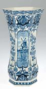 Delfter Vase, um 1900, Boch Holland, leicht gebauchte 6-kantige Wandung mit ausgestelltemRand,