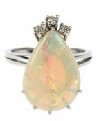 Opal-Ring, 750er WG, tropfenförmiger Opal bekrönt von 3 Brillanten, top wesselton, zus.0,13 ct.,