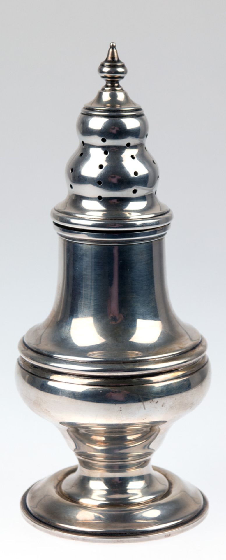 Großer Zuckerstreuer, Sterling-Silber, balusterförmiger Korpus mit Rillenrelief, 165 g, H.19 cm