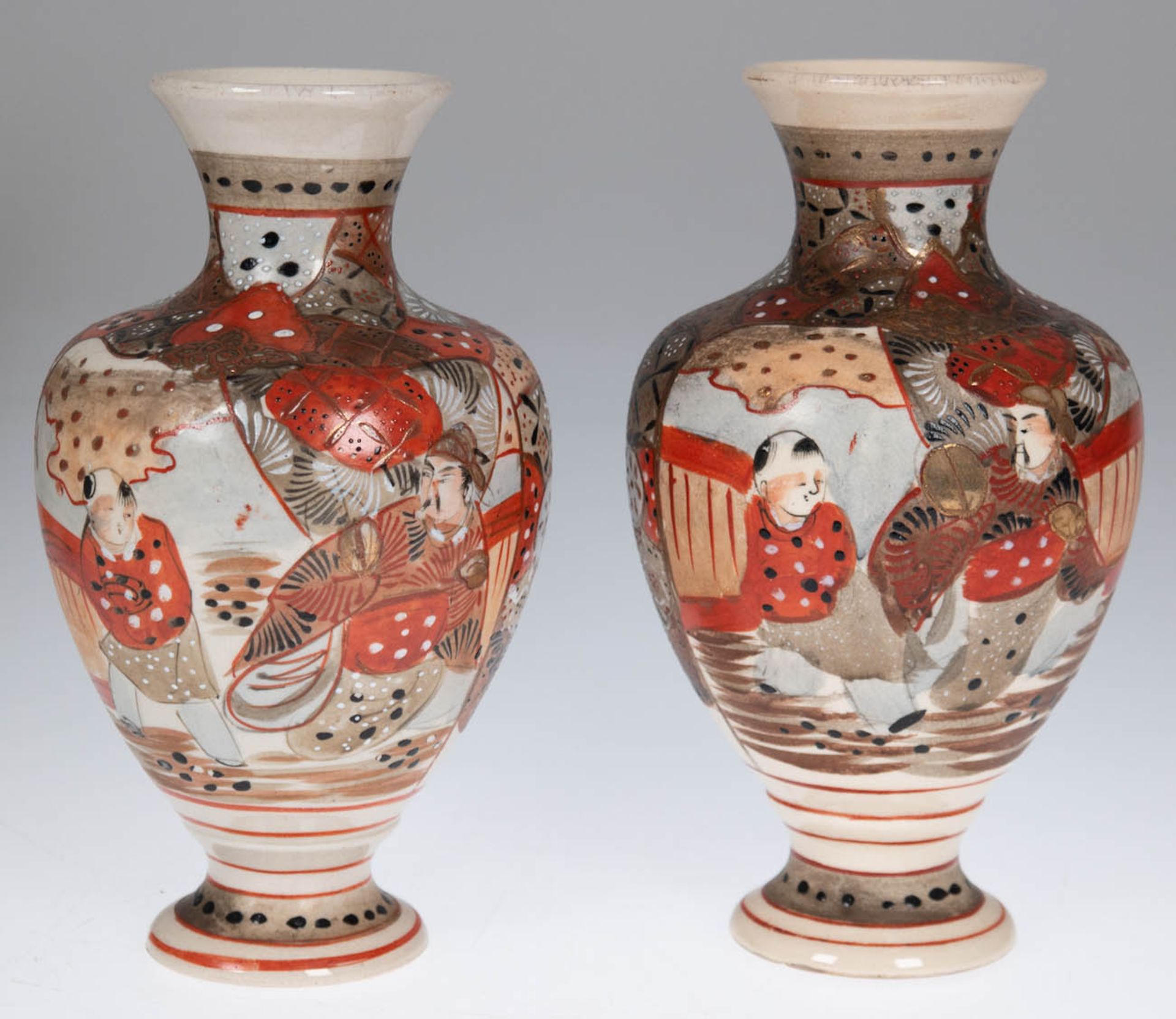 Paar Vasen, Japan, Keramik, mit figürlicher Darstellung, handbemalt, H. 22 cm