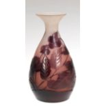 Gallé-Vase, klein, Überfangglas mit braunen Pulvereinschmelzungen, umlaufend geäzterFloraldekor,