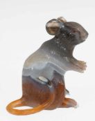 Kleine Figur "Sitzende Maus" geschnittener Achat, Rubinaugen, Füße leicht bestoßen, H. 5cm