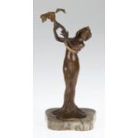 Jugendstil-Bronze "Junge Frau im langen Gewand, eine Blüte tragend", um 1900, braunpatiniert, H.