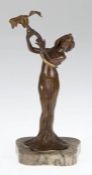 Jugendstil-Bronze "Junge Frau im langen Gewand, eine Blüte tragend", um 1900, braunpatiniert, H.