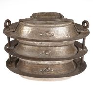 Stapelbox, Essentrage, Asien, um 1900, Kupfer, verzinkt, mit Verschlußbügel, H. 19,5 cm