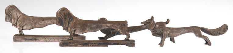 2x 2 Messer-Bänke, um 1900, Zinn, dabei 2 Dackel (an den Füßen beschädigt) und Hase undFuchs, L.