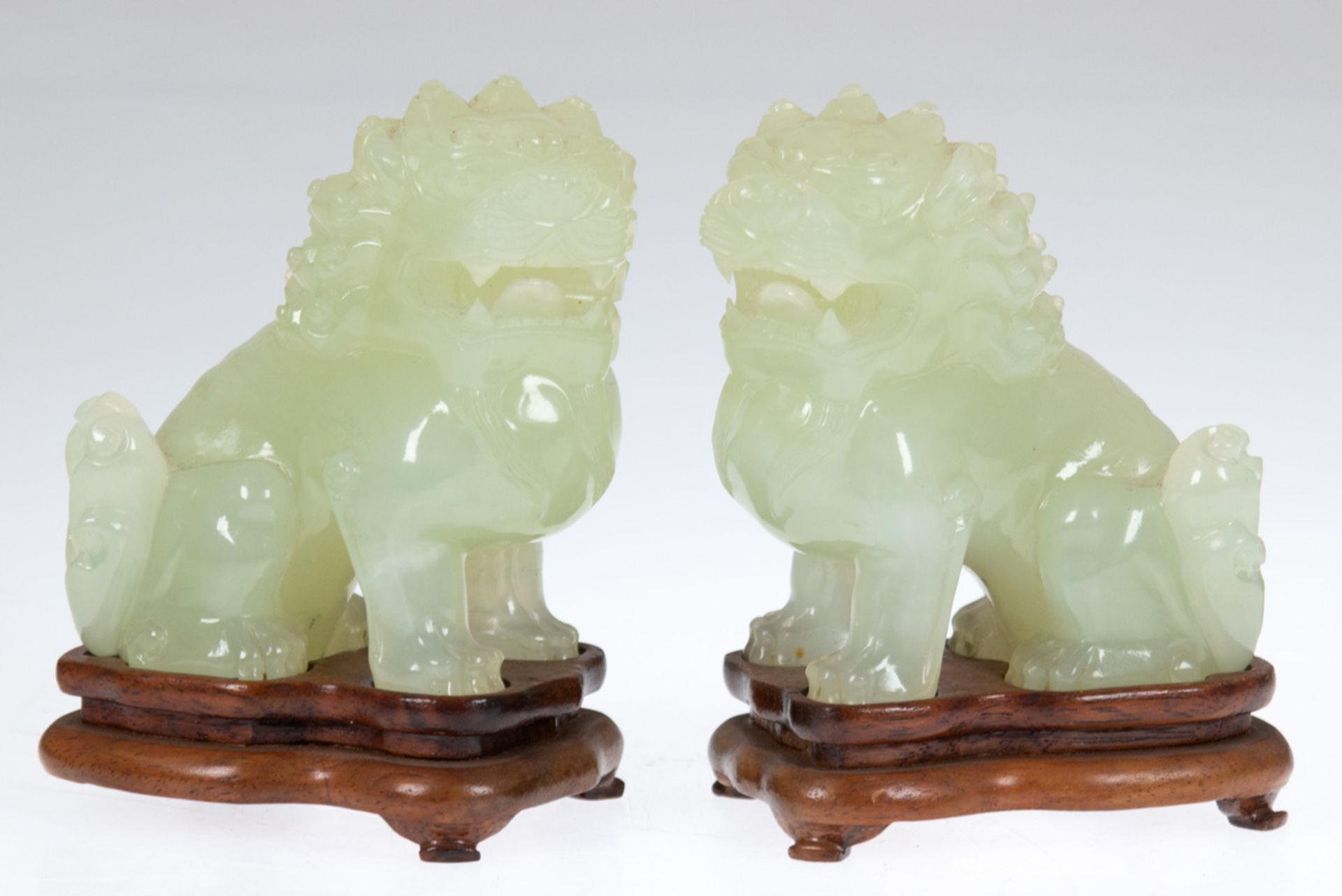 Paar Jade-Löwen, auf Holzsockel, China, H. 11 cm