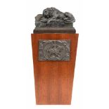 Bronzefigur "Löwe" auf Holzsockel "Helvetiorum Fidei Ac Virtuti'-Der Treue und Tapferkeitder