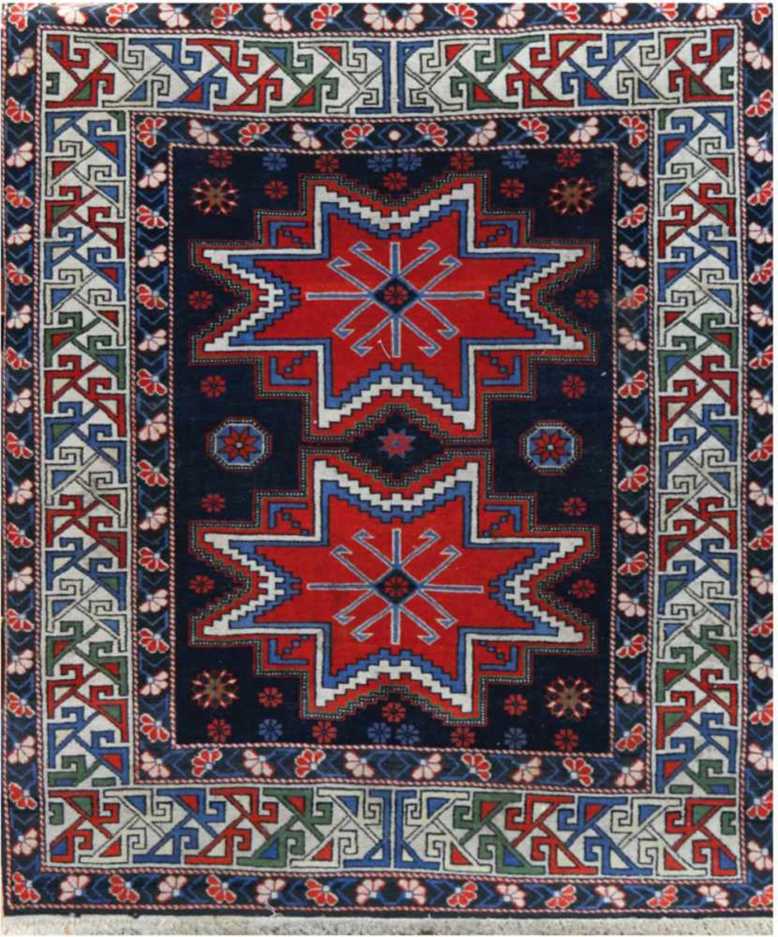 Shirvan, rot-/blaugrundig, mit zentralem Medaillon und floralen Motiven, fleckig,Reinigung