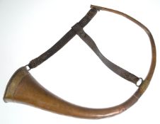 Bückeburger Horn, um 1780, Kupfer mit Messingbeschlag, Mundstück fehlt, Lederriemen,Lötstelle, L. 67