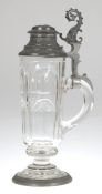 Historismus-Bierkrug, dat. 1879, farbloses Glas mit Zinnstandring, reliefierter Zinndeckelinnen