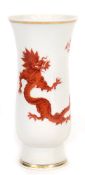 Meissen-Vase, Ming Drache in Eisenrot, 2. Wahl, H. 20 cm