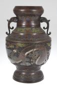 Bronze-Vase, Japan Anf. 20. Jh., polychromer Cloisonné-Drachendekor, über Schulterbeidseitig