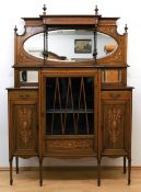 Jugendstil-Vitrine, Nußbaum furniert, reich intarsiert, 3-türiger Korpus, verglasteMitteltür mit