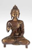 "Buddha", Bronze, Figur im Lotossitz in Abhaya Mudra, braun patiniert, H. 18 cm