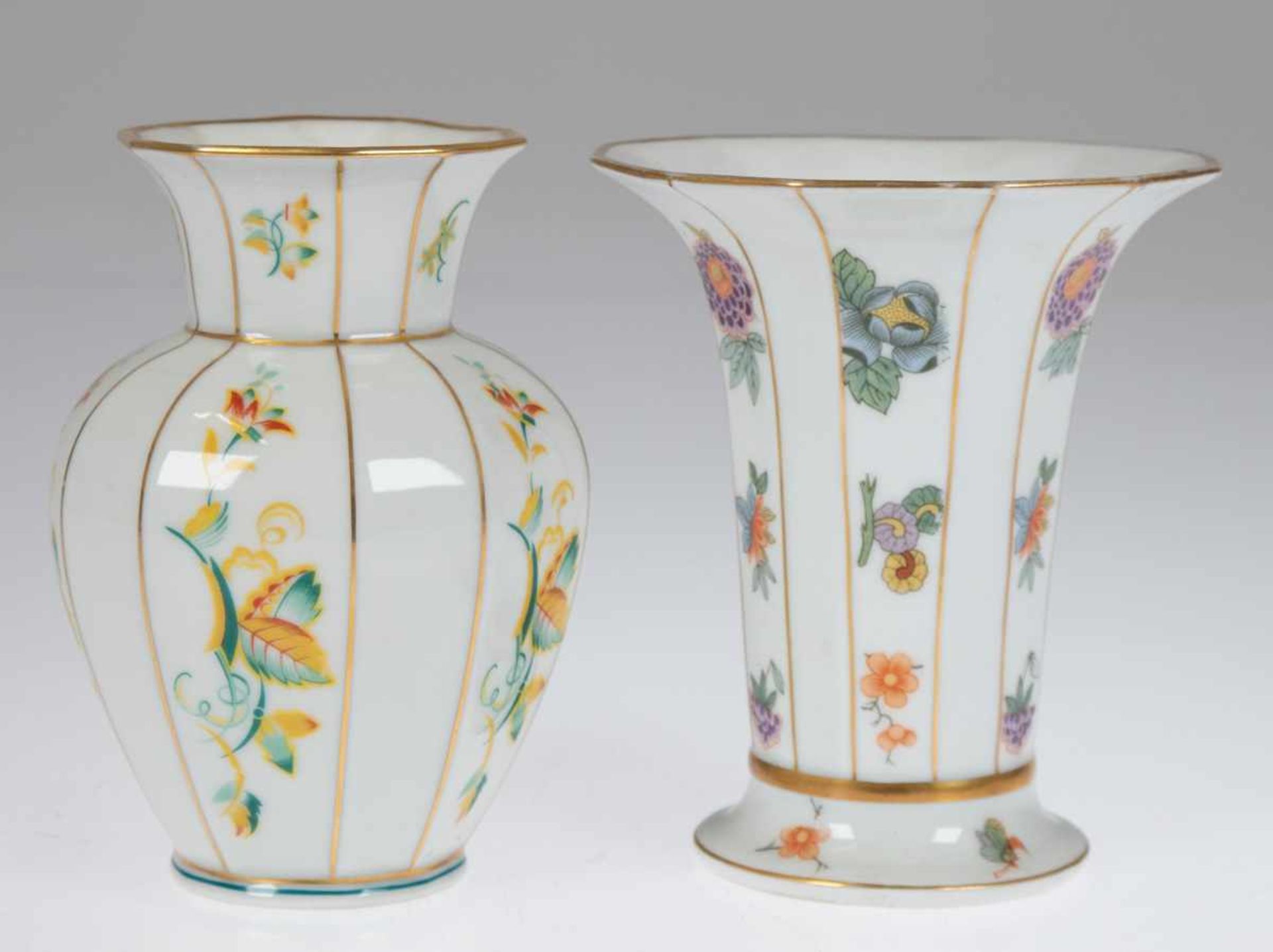 2 Vasen, um 1930, Lettin, Heinrich Baensch, polychromer Floraldekor, Goldränder und-streifendekor,