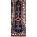 Teppich, rot-/blaugrundig, mit durchgehendem Muster, 2 Kanten leicht belaufen, guterZustand,