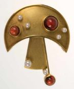 Brosche in Form eines Pilzes, 585er GG, Goldschmiedearbeit, besetzt mit 6 Perlen und 3dunkelroten