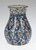 Jugendstil-Vase, Bunzlauer Keramik, blau/grauer Schwämmeldekor, Rand bestoßen H. 12,5 cm