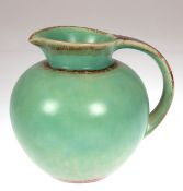 Krug, Bauhauskeramik, grün/braune Glasur, gebauchte Form mit seitlichem Henkel, H. 16 cm