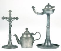 Konvolut Zinn, 19. Jh., dabei kleine Teekanne, H. 11 cm, Öllampe, H. 26 cm und Kruzifix,H. 22 cm,