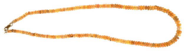 Kette im Verlauf mit echten Opalen ca. 56 ct., Länge ca. 42,0 cm, 750er GG-Verschluß