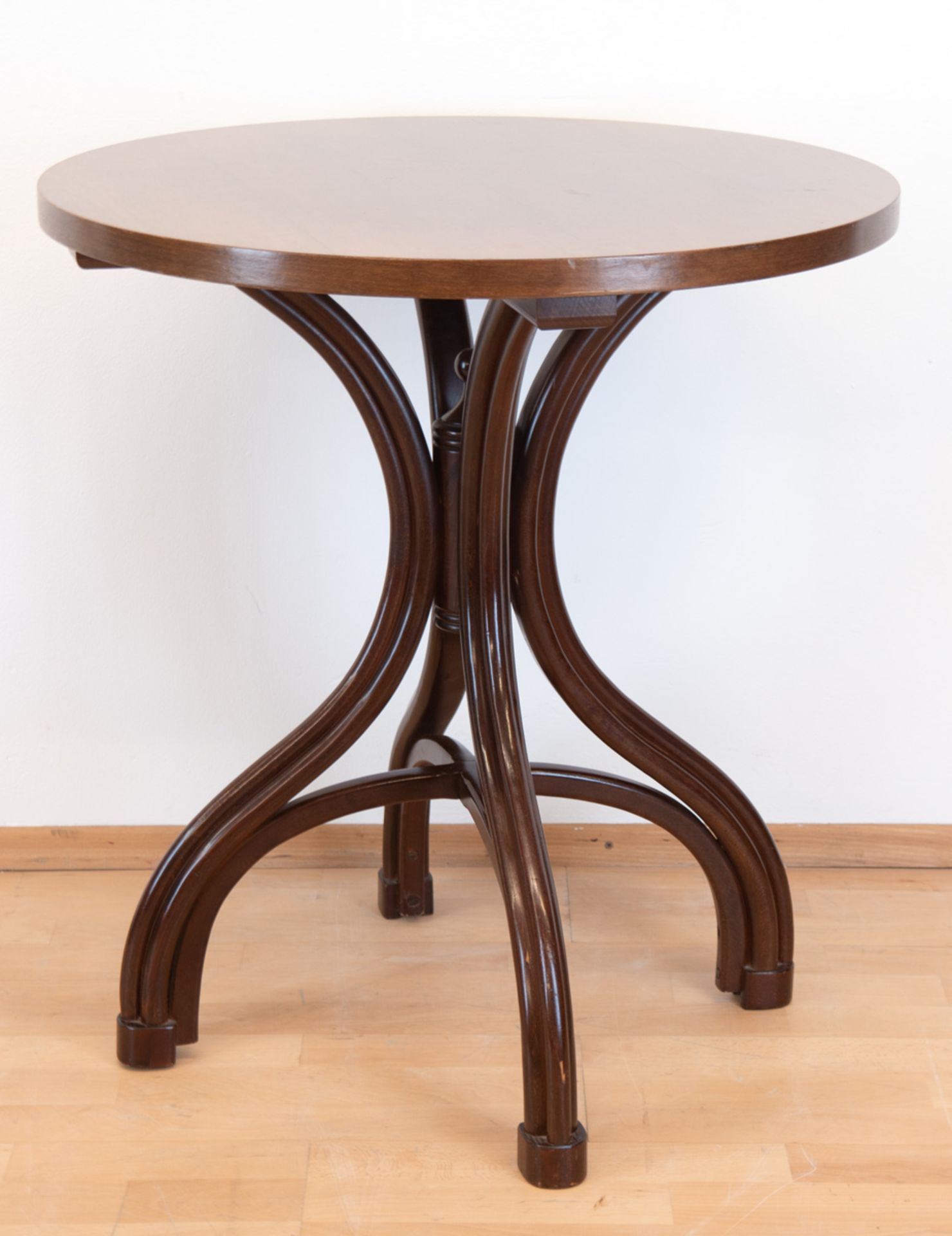 Thonet-Tisch, Bugholz, mahagonifarben gebeizt, runde Platte aus Mahagoni, H. 76 cm, Dm. 70cm