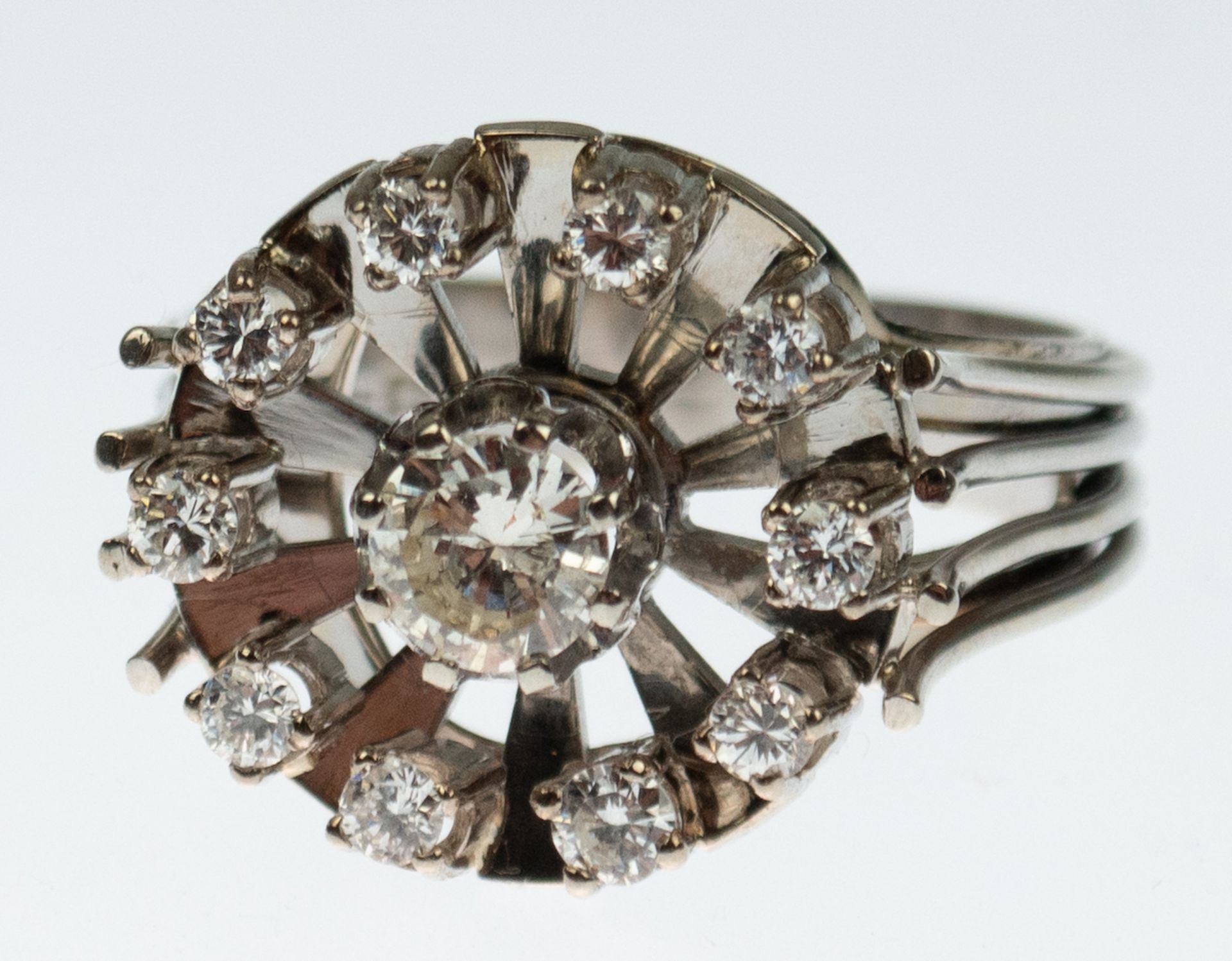 Ring, 585er WG, runder Ringkopf besetzt mit 1 zentralem Brillant von ca. 0,60 ct.,umrandet von 10