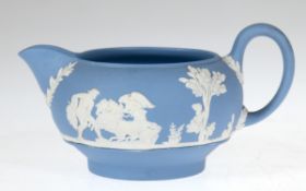 Wedgwood-Kännchen, Jasperware, blau mit weißem Reliefdekor, H. 7 cm