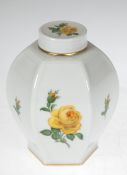 Meissen-Teedose, Gelbe Rose, Goldrand, 1. Wahl, 6-kantige Balusterform, H. 12 cm