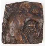 Kollwitz, Käthe (1867 Königsberg- 1945 Moritzburg) "Mutter schützt ihr Kind",Bronzerelief, signiert,