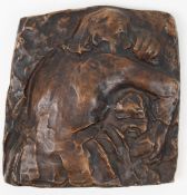 Kollwitz, Käthe (1867 Königsberg- 1945 Moritzburg) "Mutter schützt ihr Kind",Bronzerelief, signiert,