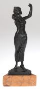 Art-Deco-Figur "Tänzerin", um 1930, Weißmetallguß, schwarz patiniert, H. 20,5 cm, auf3-eckiger