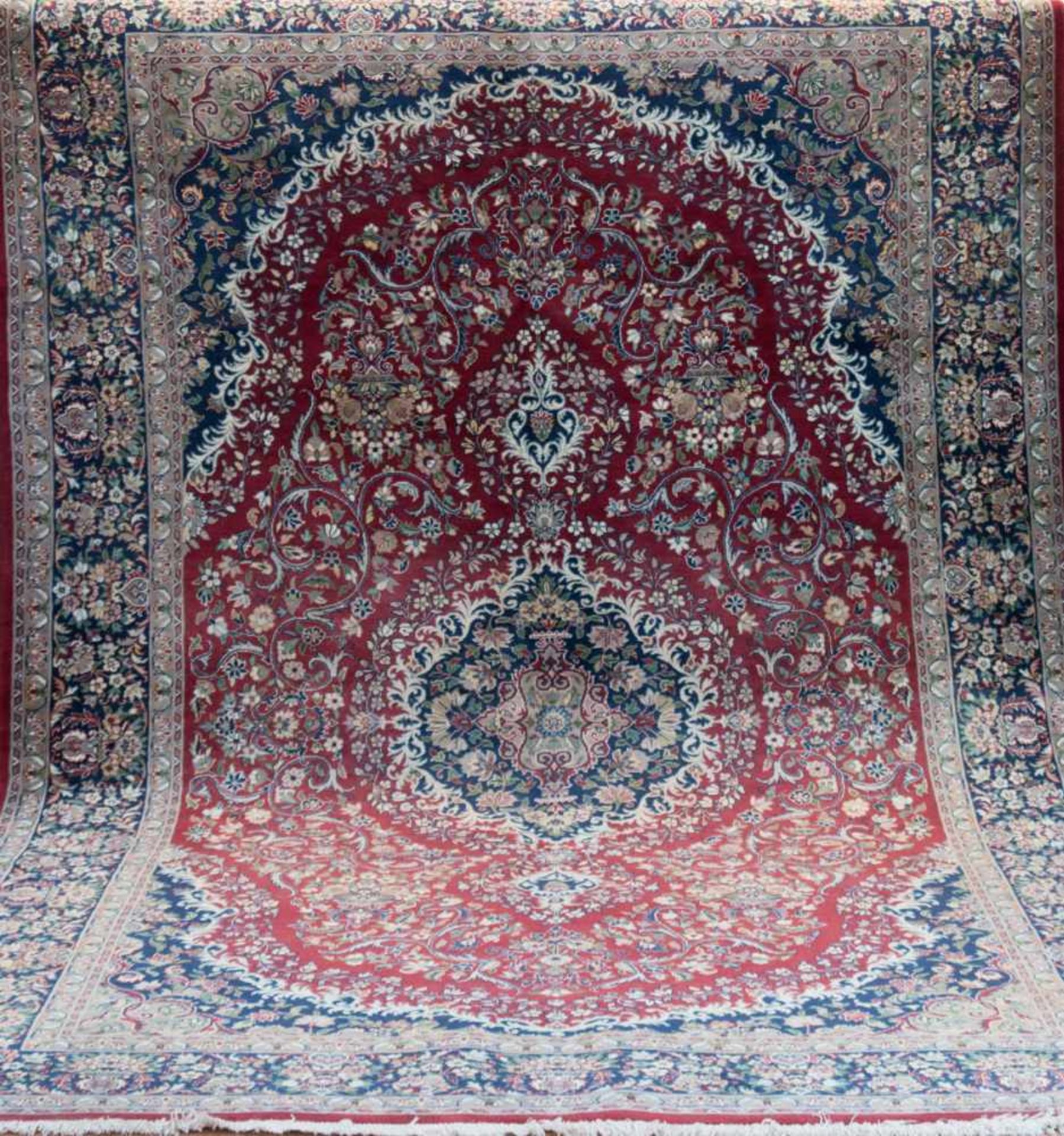 Täbriz, rotgrundig, mit zentralem Medaillon u. floralen Motiven, 2 Kanten belaufen, 1