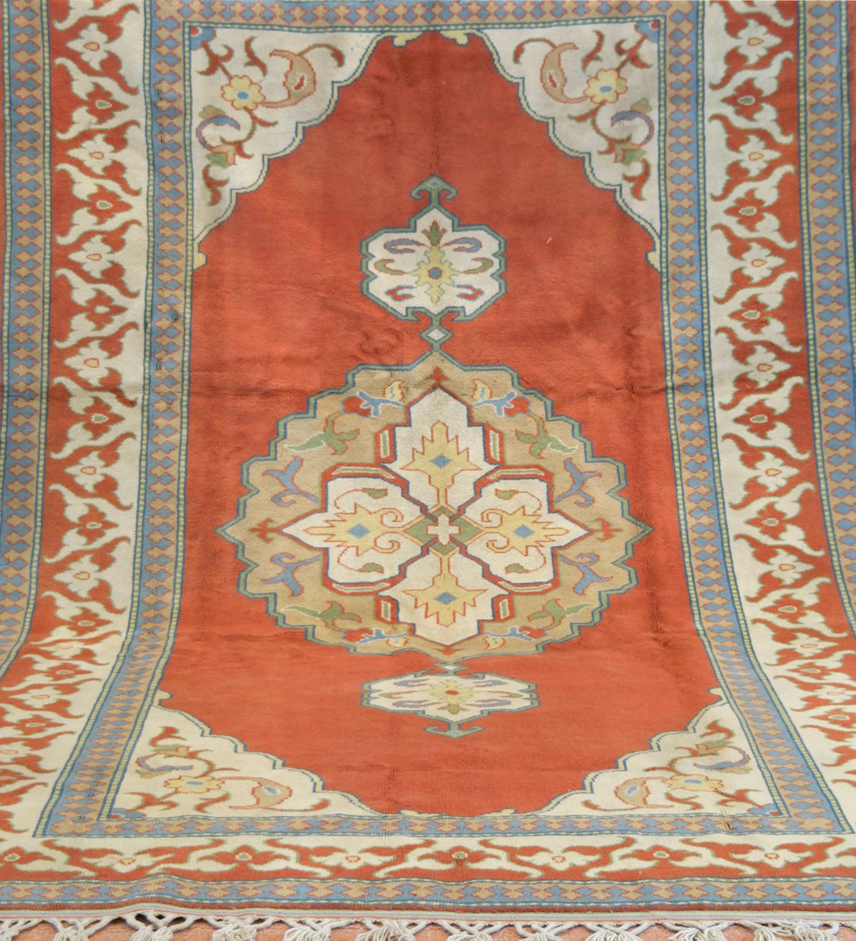 Türke, rotgrundig mit zentralem Medaillon u. floralen Motiven, 305x200 cm,