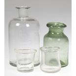 2 Apothekergefäße und 2 kleine Becher, 19. Jh., 1x grünes u. 3x farbloses Glas mit Abriß,grünes Glas