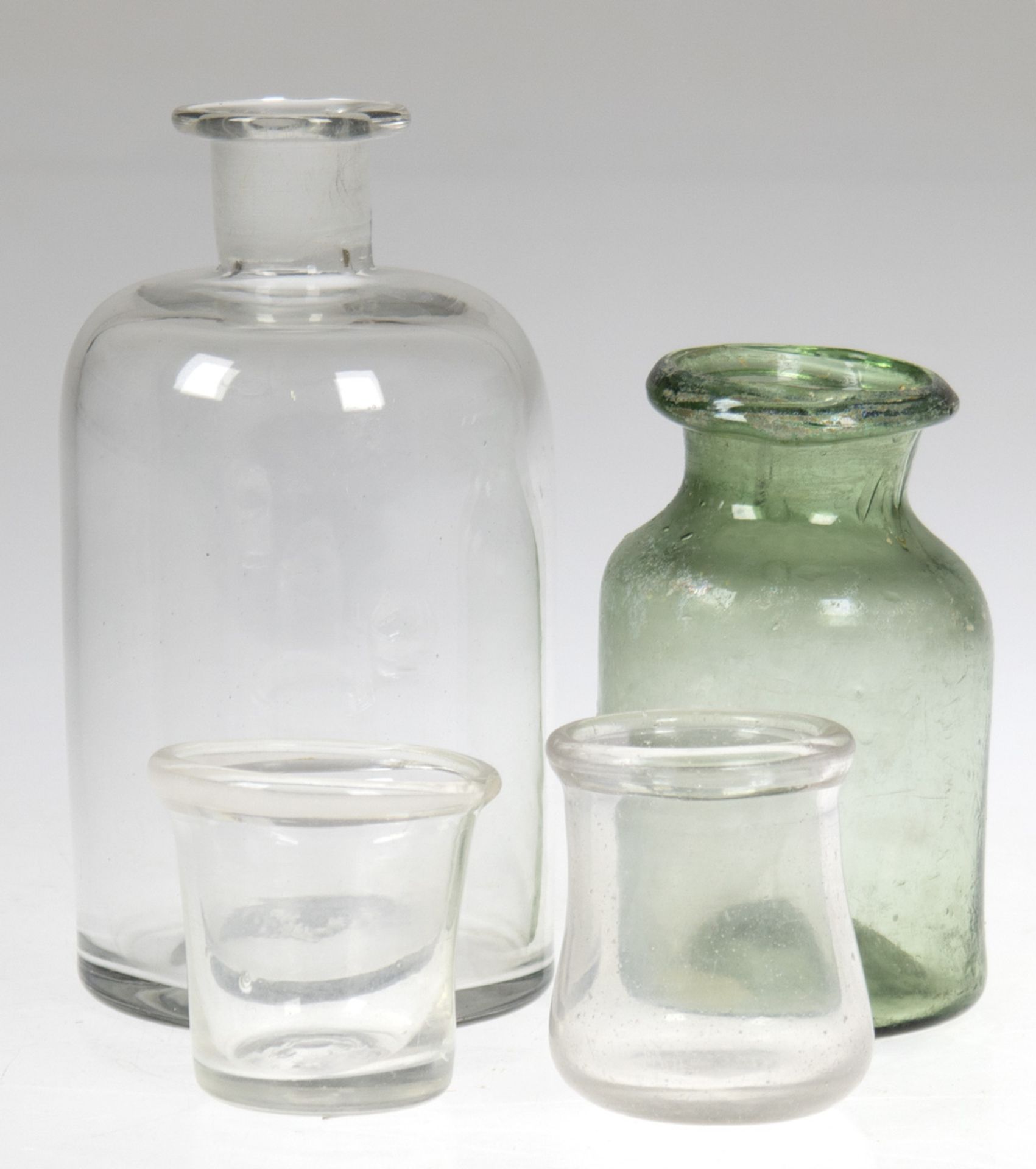 2 Apothekergefäße und 2 kleine Becher, 19. Jh., 1x grünes u. 3x farbloses Glas mit Abriß,grünes Glas