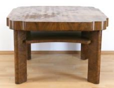 Art-Deko-Tisch, Nußbaum, über kräftigen Beinen mit Zwischenplatte quadratische Platte