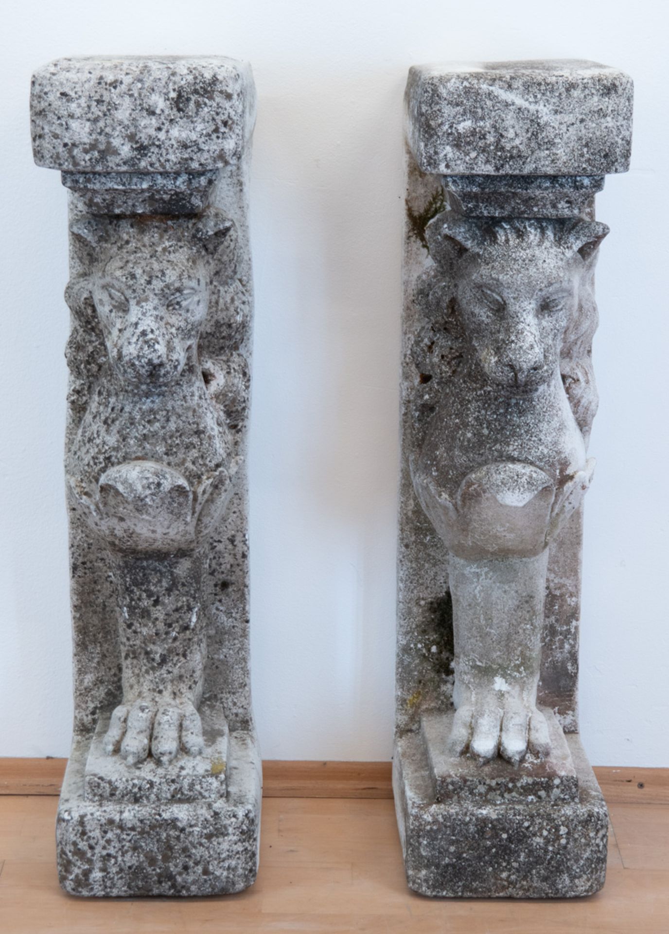 Paar Türwächter "Löwen", 20er Jahre, aufrecht stehende Sandsteinelemente, 90x22x30 cm