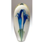 Murano-Glasobjekt, grünliches Glas mit 2 eingeschmolzenen blauen Blüten, sign. HLö, dat.1986, H.