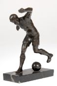 Skulptur "Fußballer", um 1920, Metallguß, grün patiniert, auf schwarzem Marmorsockel,unsign., H.