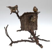 Skulptur "Geäst mit Vogelhäuschen und vier jungen Meisen", Wiener Bronze, farbigpatiniert, Dach