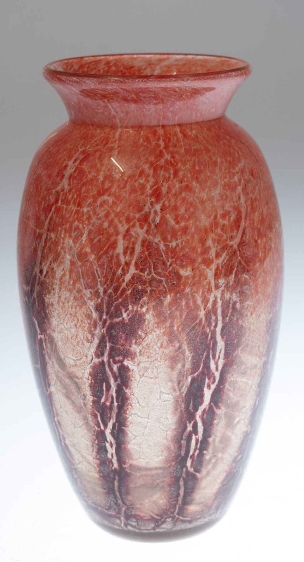 Ikora-Vase, WMF, farbloses Glas mit Zwischenschichtdekor in 2 Rottönen, netzartigeStruktur, H. 25,