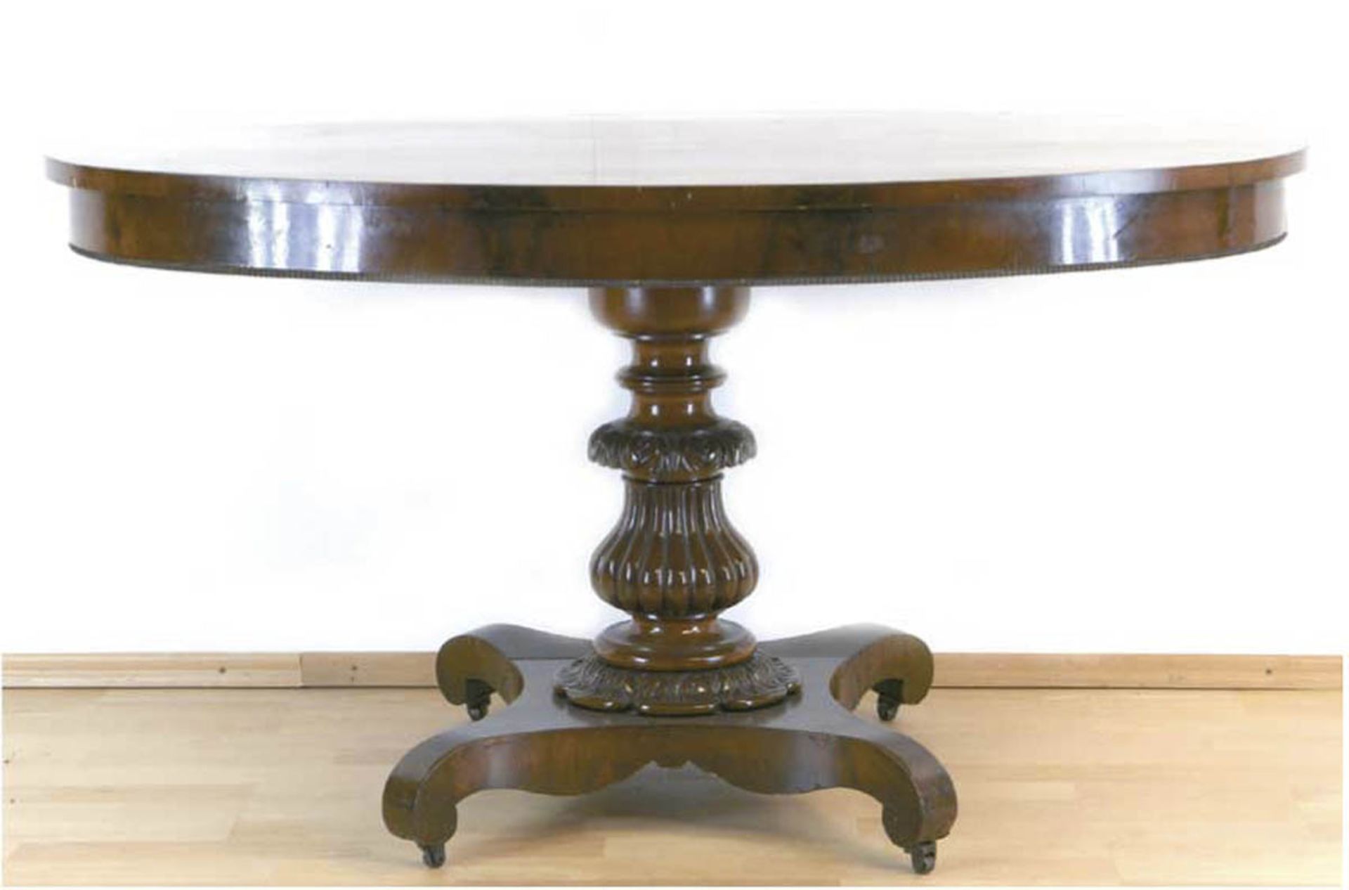 Biedermeier-Tisch, Mahagoni furniert, über 4-passig eingebogter Fußplatte auf Rollengedrechselte,